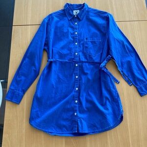 Aritzia Talula blue cotton Oxford shirt dress with tie.